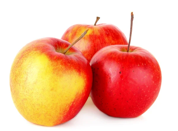 Kilka dojrzałe jabłka czerwony na białym tle — Zdjęcie stockowe