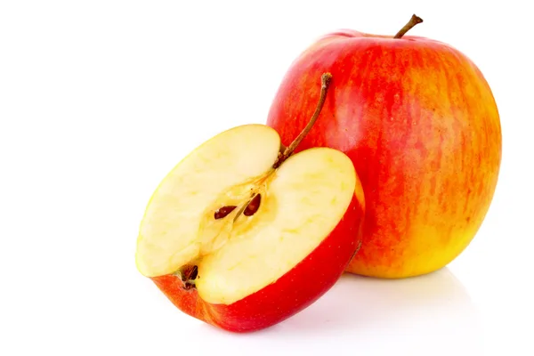 Kilka dojrzałe jabłka czerwony na białym tle — Zdjęcie stockowe