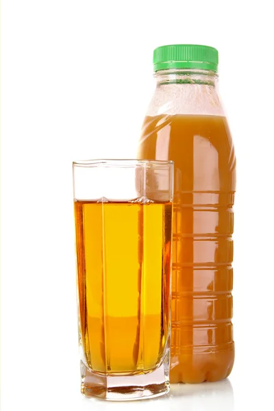 Kieliszek soku i butelka na białym tle — Zdjęcie stockowe