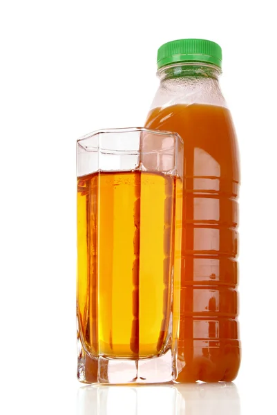 Vaso de jugo y botella aislado en blanco —  Fotos de Stock