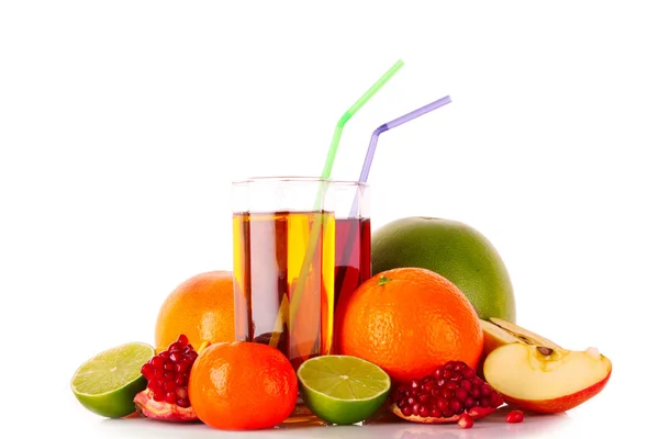 Frutas e copos com suco isolado em branco — Fotografia de Stock