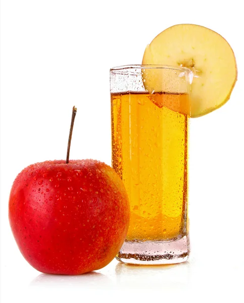 Apfel und Glas mit Saft isoliert auf weiß — Stockfoto