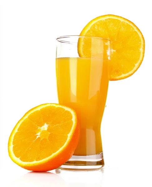 Frutta e bicchieri con succo isolato su bianco — Foto Stock
