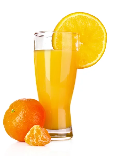 Frutas y vasos con zumo aislado sobre blanco — Foto de Stock