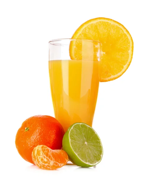 Ovoce a sklenice s džusem izolovaných na bílém — Stock fotografie