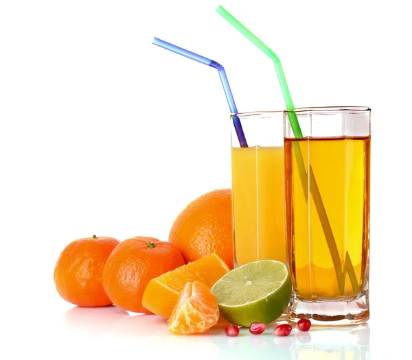 Frutas y vasos con zumo aislado sobre blanco — Foto de Stock