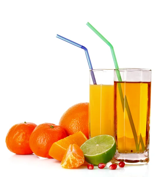 Φρούτα και ποτήρια με χυμό που απομονώνονται σε λευκό — Φωτογραφία Αρχείου