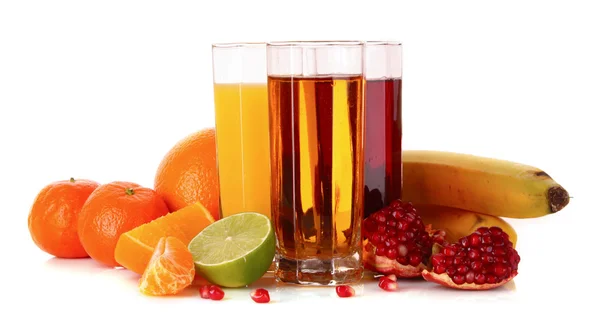Frutas y vasos con zumo aislado sobre blanco —  Fotos de Stock