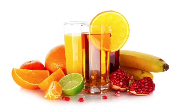 Frukt och glas med juice isolerad på vit — Stockfoto