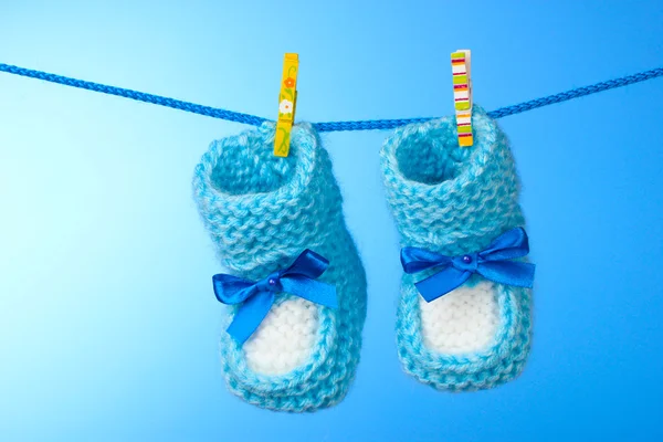 Botas de bebê de uma corda — Fotografia de Stock