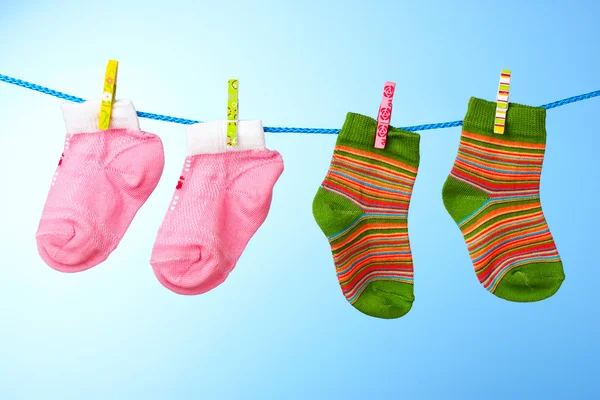 Kinder sokken aan een touw — Stockfoto