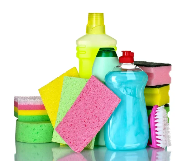 Garrafas de detergente, escova e esponjas — Fotografia de Stock
