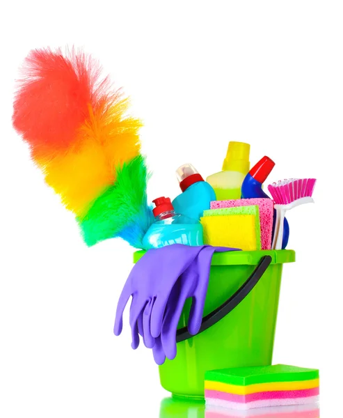 Bottiglie, spazzole e guanti detergenti in secchio — Foto Stock