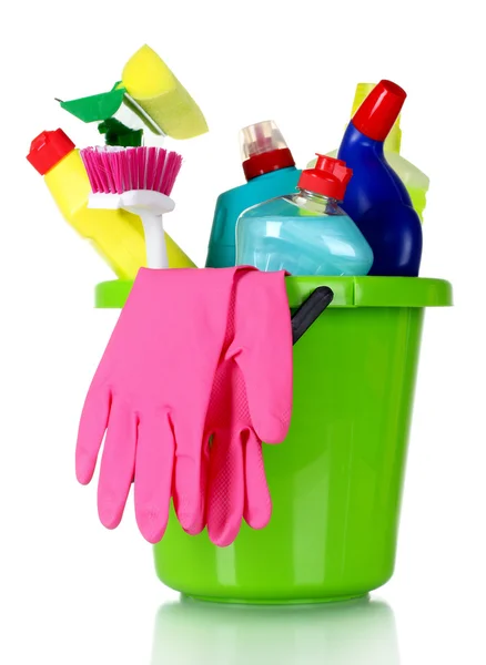 Wasmiddel flessen, -borstels en handschoenen in emmer — Stockfoto