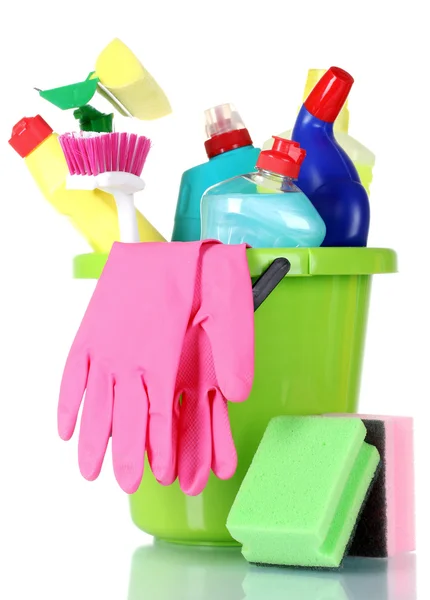 Frascos, cepillos, guantes y esponjas de detergente en cubo — Foto de Stock