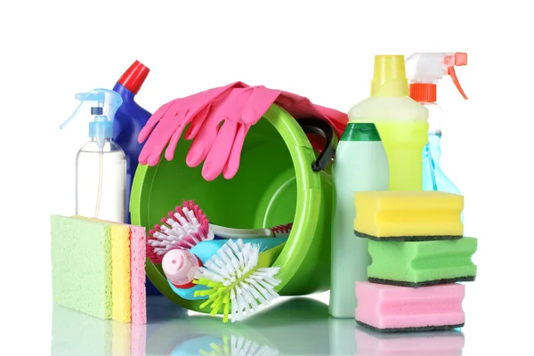 Waschmittelflaschen, Pinsel, Handschuhe und Schwämme im Eimer — Stockfoto