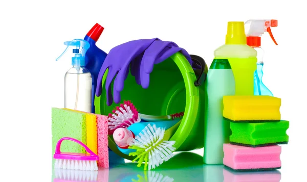 Waschmittelflaschen, Pinsel, Handschuhe und Schwämme im Eimer — Stockfoto