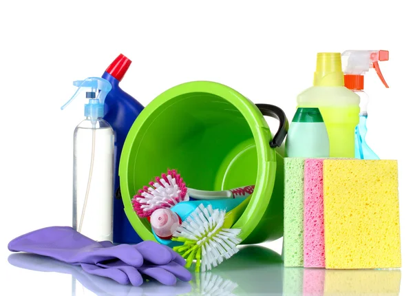 Butelek detergent, szczotki, rękawice i gąbki w wiaderku — Zdjęcie stockowe