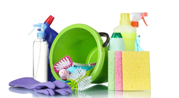 Garrafas de detergente, escovas, luvas e esponjas em balde — Fotografia de Stock