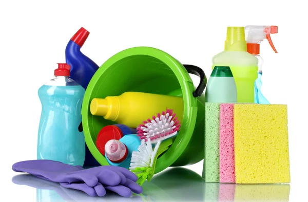 Deterjan şişeleri, fırçalar, eldiven ve kova süngerler — Stok fotoğraf