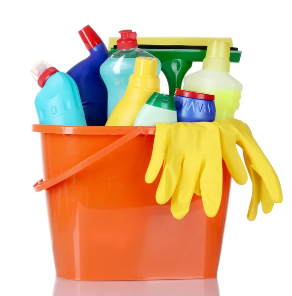 Waschmittelflaschen, Bürsten und Handschuhe im Eimer — Stockfoto