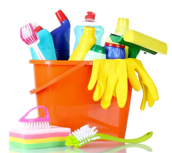 Frascos, cepillos, guantes y esponjas de detergente en cubo —  Fotos de Stock
