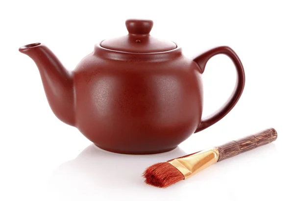 Кисть чая и чайник изолированы на белом фоне — стоковое фото
