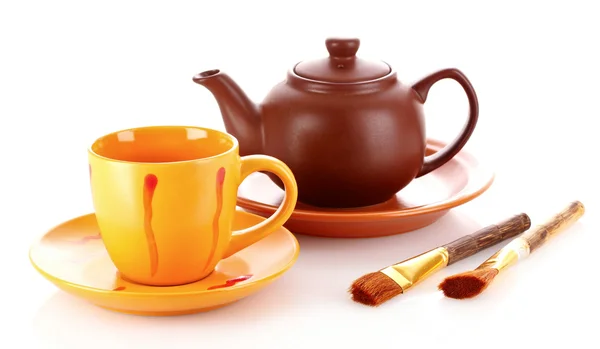 Çay fırça, kupa ve beyaz bir arka plan üzerinde izole çaydanlık — Stok fotoğraf