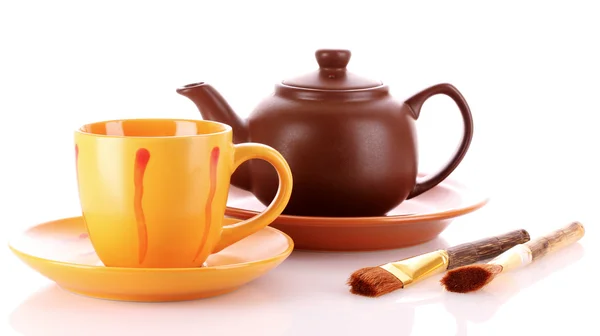 Çay fırça, kupa ve beyaz bir arka plan üzerinde izole çaydanlık — Stok fotoğraf
