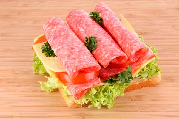 Sandwich auf Holzplatte — Stockfoto
