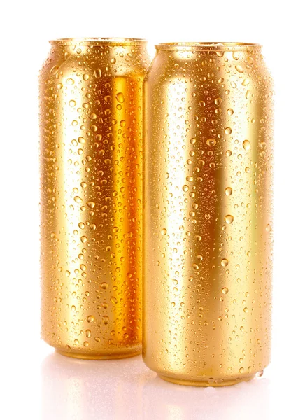 Cerveza metálica con gotas de agua aisladas en blanco —  Fotos de Stock