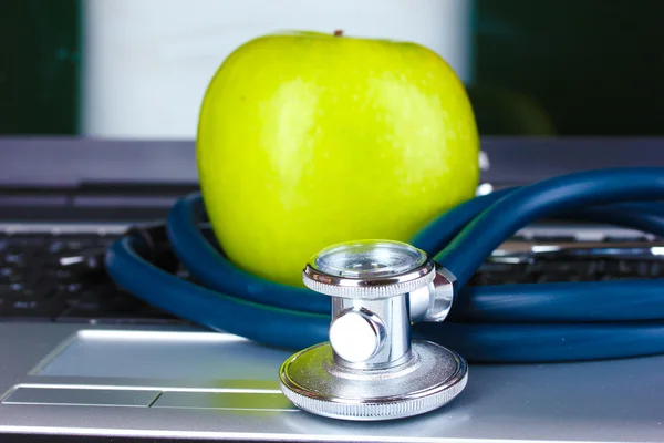 Estetoscópio médico, maçã e caderno — Fotografia de Stock