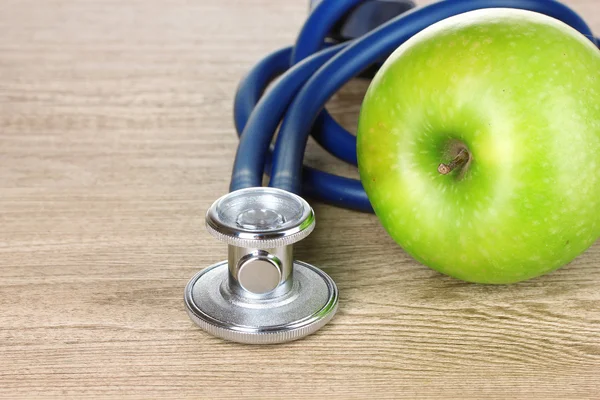 Estetoscópio médico e maçã — Fotografia de Stock