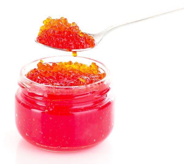 Röd kaviar på sked isolerad på vit — Stockfoto