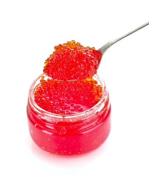 Caviar vermelho na colher isolado no branco — Fotografia de Stock