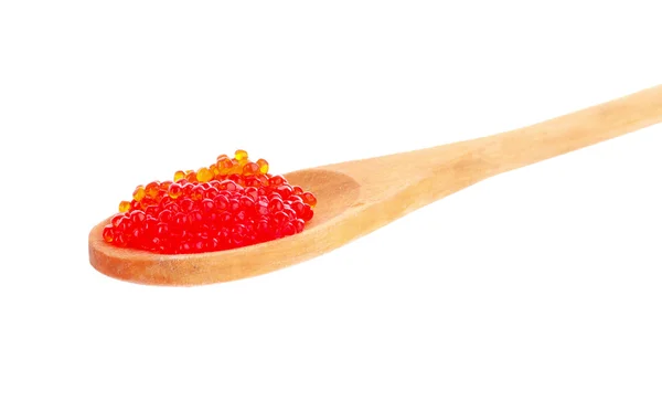 Caviale rosso su cucchiaio isolato su bianco — Foto Stock