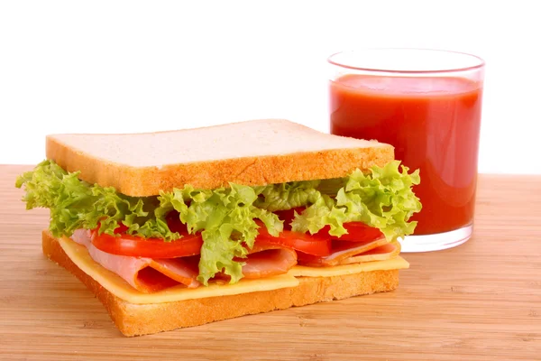 Sandwich con zumo de tomate aislado sobre blanco — Foto de Stock