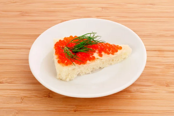 Caviar rojo y pan sobre mesa de madera —  Fotos de Stock