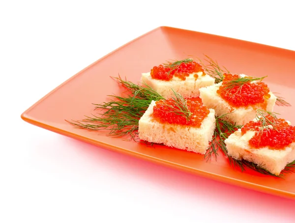 红鱼子酱和孤立在白色的面包 — 图库照片