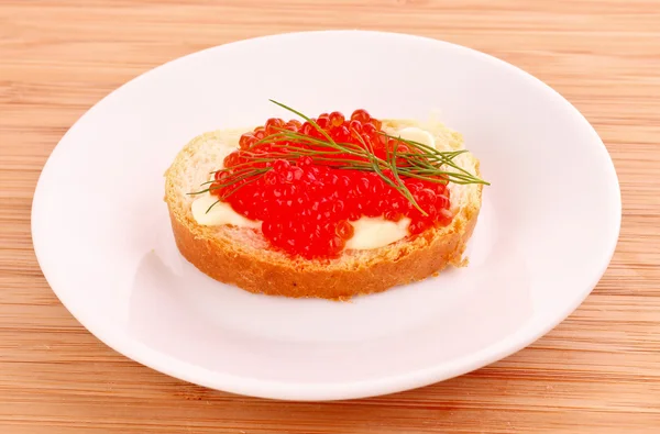 Caviar vermelho e pão — Fotografia de Stock