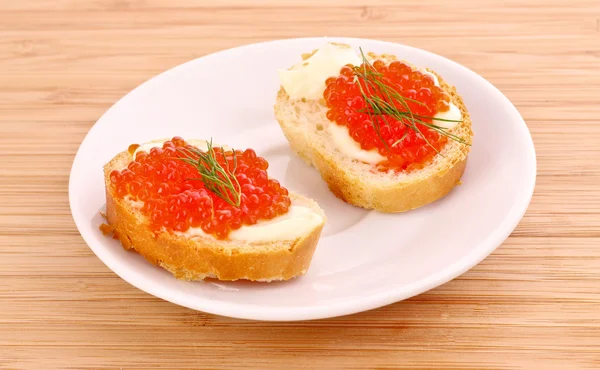 Röd kaviar och bröd — Stockfoto