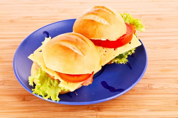 Ahşap masa üzerinde sandviç — Stok fotoğraf
