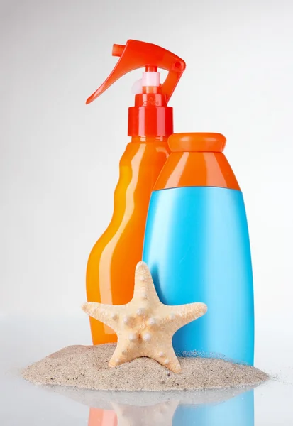 防晒霜瓶和海星 — 图库照片