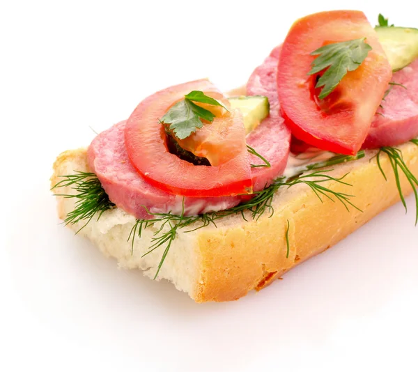 トマトと白で隔離されるパンのソーセージ — ストック写真
