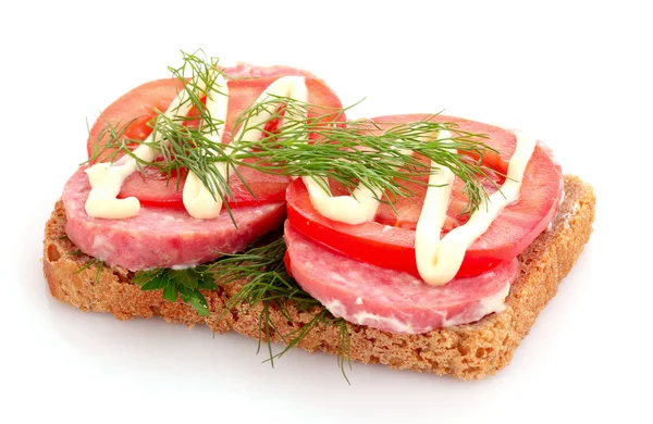 Tomates e linguiça em pão isolado em branco — Fotografia de Stock