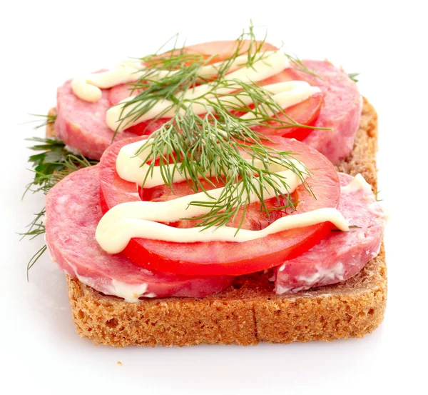 토마토와 흰색 절연 빵에 소시지 — 스톡 사진