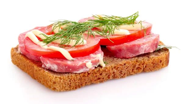 Tomates y salchichas sobre pan aislado sobre blanco —  Fotos de Stock