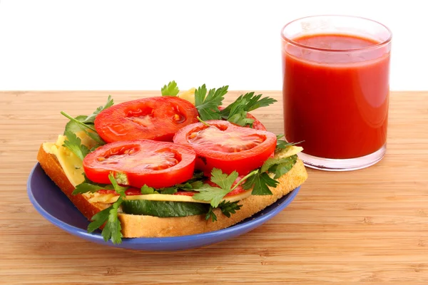 Sandviç üzerine beyaz izole domates suyu ile — Stok fotoğraf