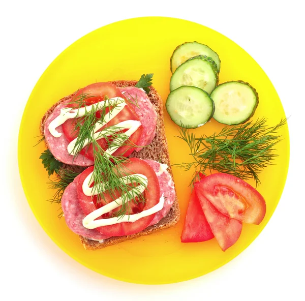 Domates, salatalık ve sucuk ekmek üzerine beyaz izole — Stok fotoğraf