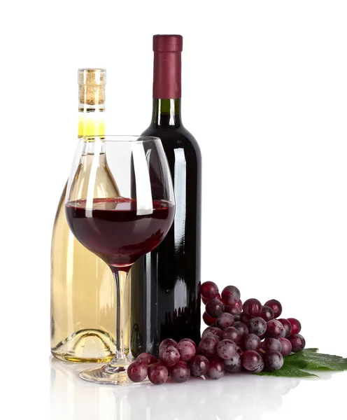 Μπουκάλι και το ποτήρι με κρασί που απομονώνονται σε λευκό — Φωτογραφία Αρχείου